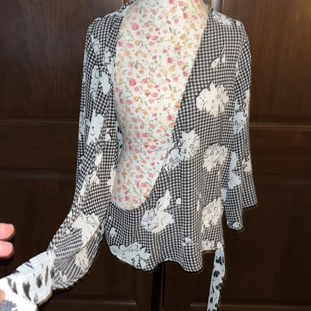 5/$20 Spence Wrap Blouse Lightweight - Picture 3 of 5